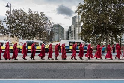 El Circo Invisible durante una acción de protesta delante del cuartel general de MI5 en Millbank, Londres. La llamada Brigada Roja camina en silencio entre los activistas y cruza el muelle. Londres, 15 de octubre de 2019.