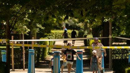 Una familia en el parque de El Retiro en Madrid.