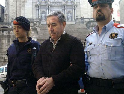 Llorenç Morell es conducido, escoltado, al juicio por la muerte de su esposa.