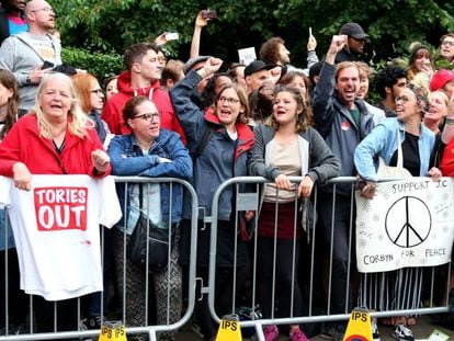 Partidarios de Corbyn a la espera del l&iacute;der laborista, este jueves en Islington, Londres. 