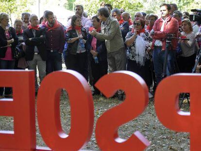 FOTO: La vicesecretaria general del PSOE, Adriana Lastra, y el expresidente José Luis Rodríguez Zapatero (ambos en el centro), este sábado en la Fiesta de la Rosa de Boñar (León). / VÍDEO: Declaracione de Zapatero sobre el independentismo.