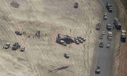 Un helicóptero estadounidense Black Hawk aterriza en el sur de Afganistán tras la explosión de una bomba