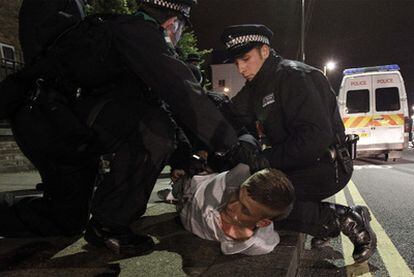 Agentes de la policía detienen anoche a un hombre en Eltham, en el sur de Londres.