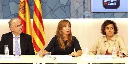 Alicia Sánchez-Camacho, escoltada por, Jordi Cornet, y la vicesecretaria, Dolors Montserrat, en la ejecutiva del lunes.