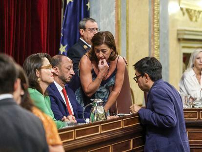 La presidenta del Congreso, Francina Armengol, de pie, discutiendo sobre la validez del voto erróneo de un diputado de Junts.