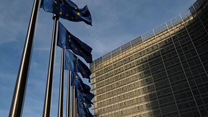 Banderas europeas ondean frente a la sede de la Comisión Europea en Bruselas (Bélgica). 