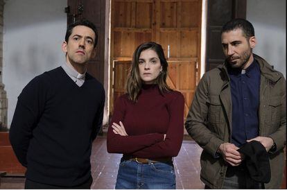 'Los enviados', la serie de Juan José Campanella con Miguel Ángel Silvestre (derecha), Luis Gerardo Méndez e Irene Azuela.