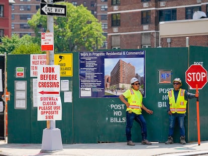 Trabajadores en el exterior de una obra en Manhattan (Nueva York).