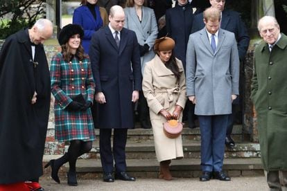 Arriba, de izquierda a derecha: las princesa Beatriz, Eugenia y Ana, el príncipe Andrés. Abajo, los duques de Cambridge, Meghan Markle, Enrique de Inglaterra y el duque de Edimburgo a las puertas de la iglesia.