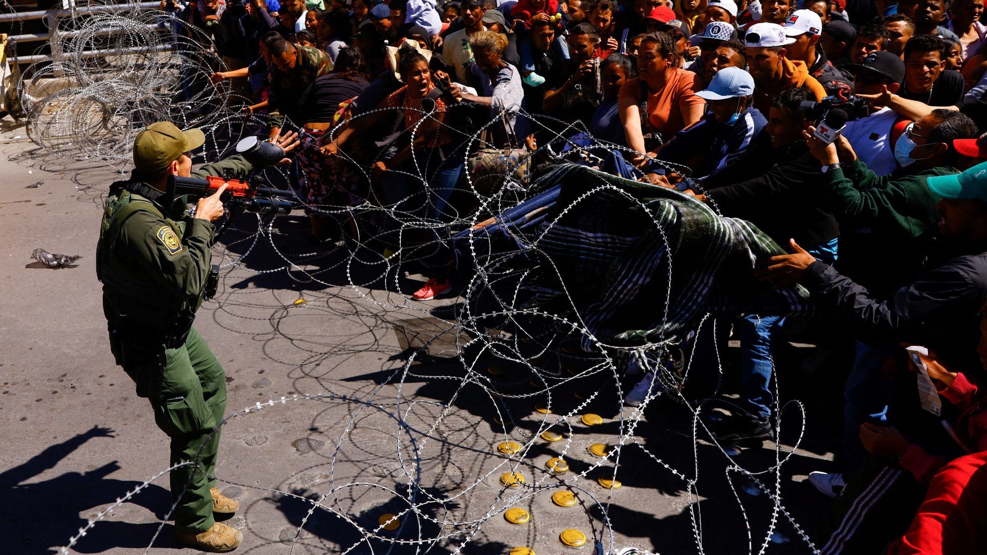 Cientos de migrantes cruzan a la fuerza en puente fronterizo entre Ciudad Ju rez y El Paso