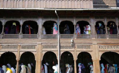 IMÁGENES DEL DÍA: Mujeres musulmanas de Cachemira rezan en el santuario de Shah-e-Hamdan en Srinagar, capital de verano de la Cachemira india.