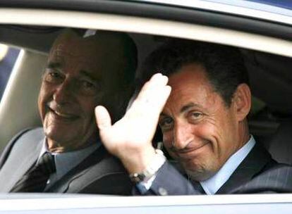 Jacques Chirac y Nicolas Sarkozy (en primer plano), a la salida ayer del palacio del Elíseo en París.