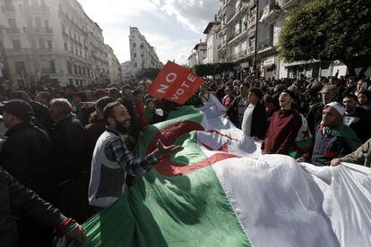 Manifestantes argelinos salen a las calles de la capital para rechazar las elecciones presidenciales.