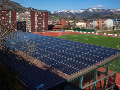 Placas solares sobre el tejado de las gradas del campo de Futbol Argixao en Zumarraga, donde se constituyó la primera comunidad energética local de Gipuzkoa.