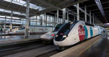 Trenes de alta velocidad de Renfe y Ouigo en la estación madrileña de Atocha.
