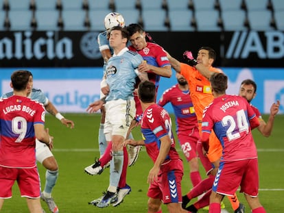 Santi Mina cabecea ante el Elche.