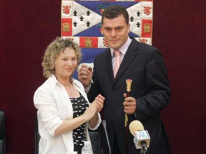 Emilia Quirós, la edil de mayor edad en el pleno, entrega el bastón de mando a Rafael Gómez Montoya tras ser elegido como alcalde el pasado 9 de julio.
BERNARDO PÉREZ
