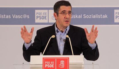 Patxi López, durante su intervención en el comité nacional del PSE, reunido en el palacio Euskalduna de Bilbao.