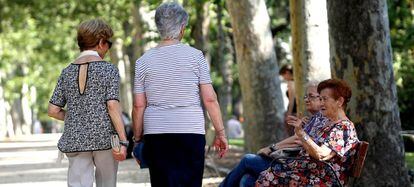 Varias mujeres mayores, en el parque del Retiro de Madrid en junio de 2016.
...