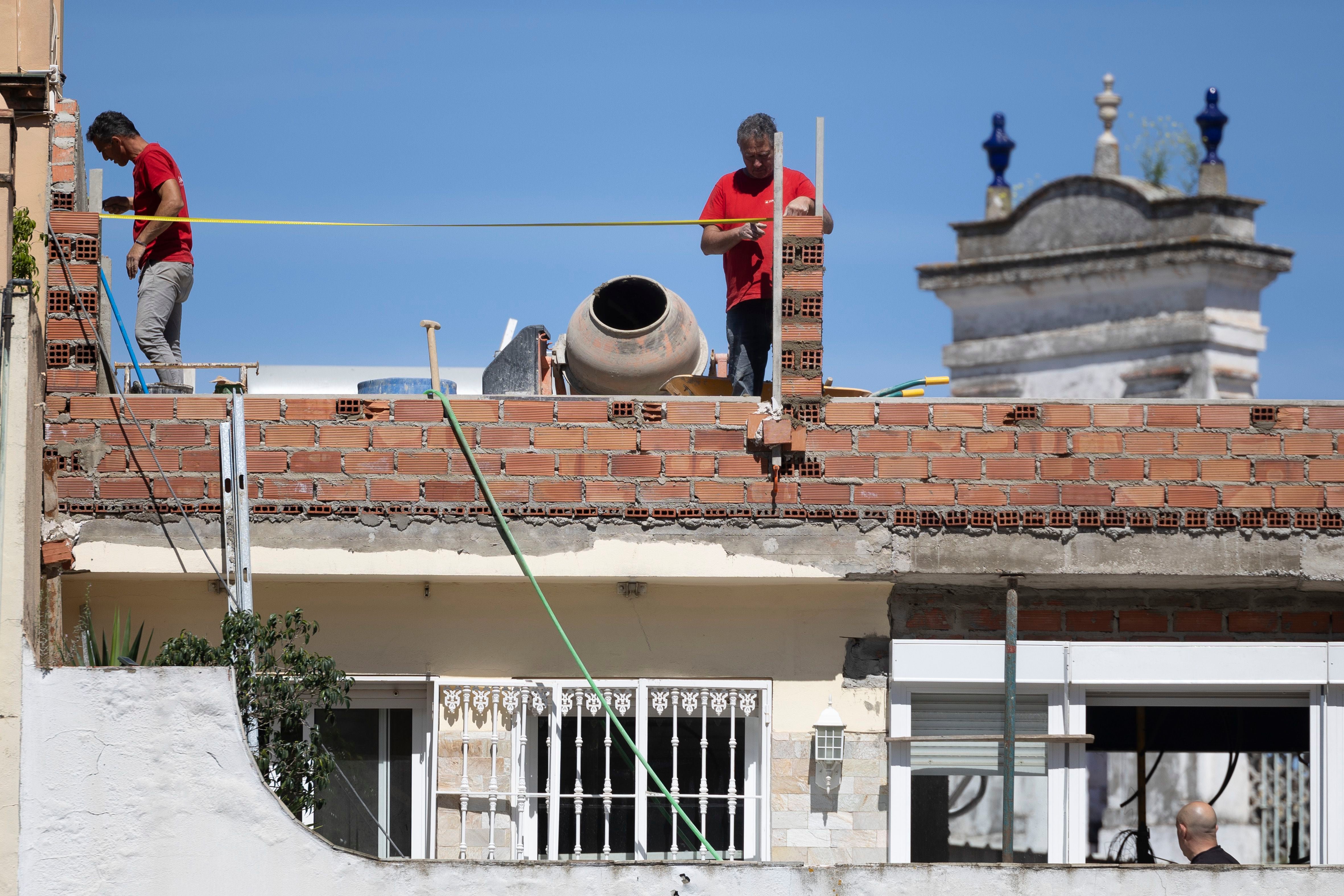 Más bajas que nunca y subiendo: 12 gráficos para entender la explosión de la incapacidad temporal en España