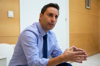 Javier Luengo, consejero de Políticas Sociales de la Comunidad de Madrid, en su despacho durante la entrevista.
