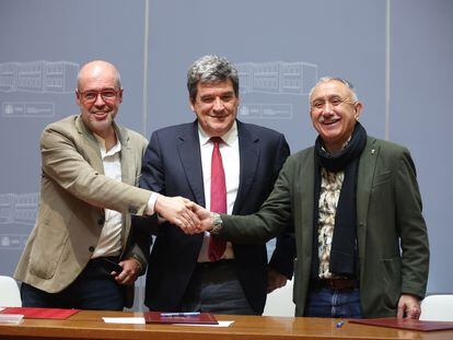 De izquierda a derecha, el secretario general de CC OO, Unai Sordo; el ministro José Luis Escrivá, y el secretario general de UGT, Pepe Álvarez, el 15 de marzo.