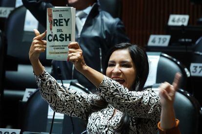 La diputada panista Yesenia Galarza muestra el libro 'El Rey del Cash' en la Cámara de Diputados.