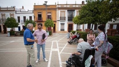 Francisco Pérez, el futuro alcalde popular de Rociana, charla con varios de sus vecinos.