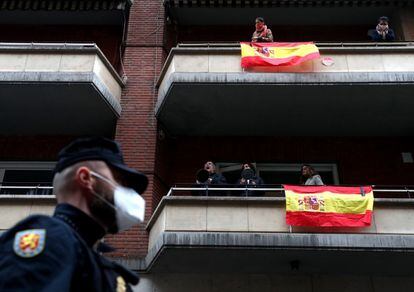 Vecinos de la calle de Núñez de Balboa de Madrid protestan desde sus balcones contra el Gobierno de Pedro Sánchez.