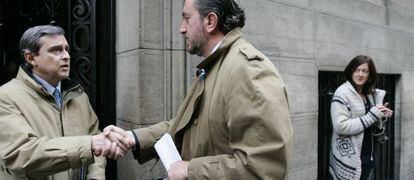 El juez Torres con Luis Armada, exgerente de Urbanismo de Madrid, tras el registro de su vivienda por el 'caso Guateque' en febrero de 2008.