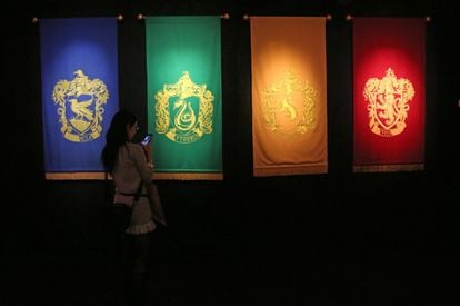 Vista de los estandartes de las cuatro casas de Hogwarts.