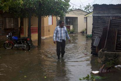 Según el Servicio Meteorológico de Estados Unidos, se espera que 'Fiona' incremente su categoría y se convierta en un huracán categoría cuatro cuando pase cerca de las islas Bermudas este jueves por la noche. En la imagen, un hombre camina por una calle inundada en el municipio de Nagua, en República Dominicana, el 19 de septiembre de 2022.  