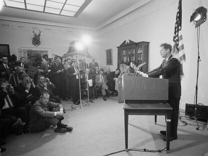 El presidente Kennedy en una conferencia de prensa el 2 de noviembre de 1962. Anunciaba que había evidencia de que las bases de misiles soviéticas en Cuba estaban siendo desmanteladas.