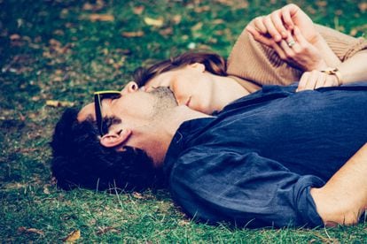 Una pareja se relaja en un parque.
