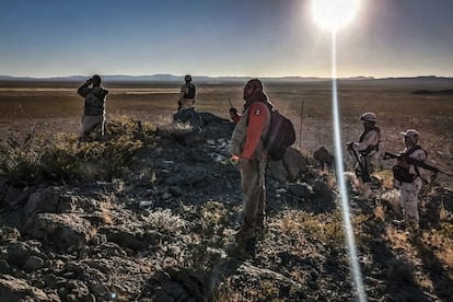 Elementos de la Guardia Nacional participan en la búsqueda de Omar Reyes, en Chihuahua, México. 