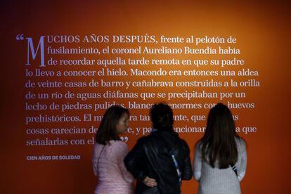 Un grupo de visitantes de la Feria del Libro de Bogotá frente a uno de los párrafos del libro 'Cien años de soledad' de Gabriel García Márquez.