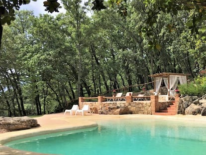 Piscina de El Escondite de Pedro Malillo, un complejo rural en Candeleda (&Aacute;vila), en la vertiente sur Sierra de Gredos. 