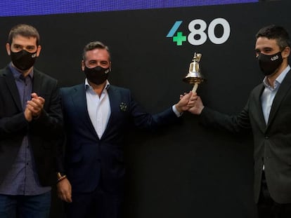 Sergio Aguado, Vicente Montesinos y Alfredo Cebrián, ejecutivos de Cuatroochenta, en el debut de la compañía en BME Growth. 