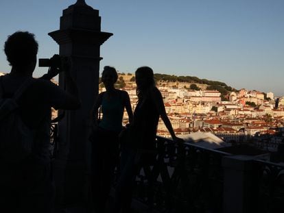 Vista del castillo de San Jorge desde el mirador de San Pedro de Alcántara, en Lisboa (Portugal).