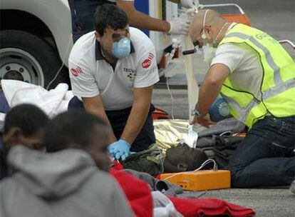 Efectivos  de emergencias tratan de reanimar a una de las personas que llegaron esta mañana a la isla de El Hierro.