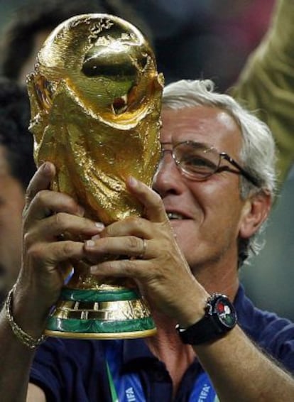 Lippi levanta la copa del mundo