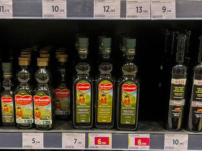 Botellas de aceite de oliva de marca Carbonell, propiedad de Deoleo.