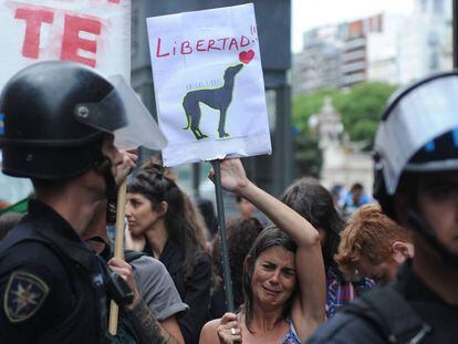 La policía flanquea el paso entre las proteccionistas y los galgueros.