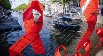 Lazos rojos en Ámsterdam, donde esta semana se celebra la 22ª Conferencia Internacional del Sida.