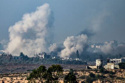 Columnas de humo se elevan tras un bombardeo israelí este viernes en Gaza, en una imagen tomada desde la frontera sur con Israel.