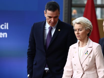 El presidente de España, Pedro Sánchez, la jefa del Ejecutivo comunitario, Ursula Von der Leyen, y el canciller alemán, Olaf Scholz, en una cumbre extraordinaria el pasado febrero en Bruselas.