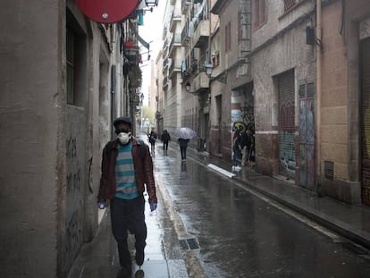 Diverses persones al carrer Riereta de Barcelona, durant l'estat d'alarma.