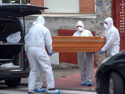 Traslado de cadáveres de una residencia geriátrica de Torrelodones (Madrid), en abril de 2020.