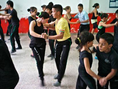 Jóvenes bailando salsa en una academia de Cali