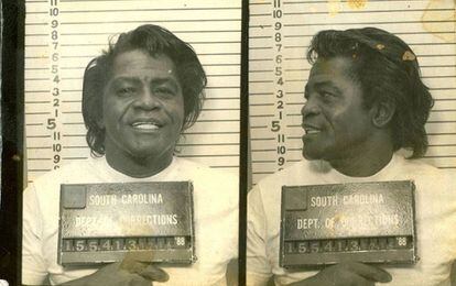James Brown posando en la comisaría de Carolina del Sur en 1988. El cantante fue acusado de asalto agravado por posesión de armas y no detenerse ante la policía.